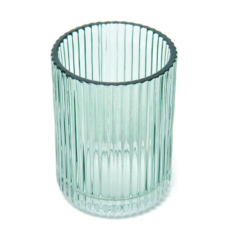 Zelena staklena čaša SAT Boho u samostojećoj izvedbi pro kupaonicu.