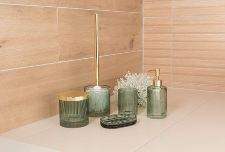 Zeleni stakleni čaša SAT Boho u samostojećoj izvedbi pro kupaonicu.