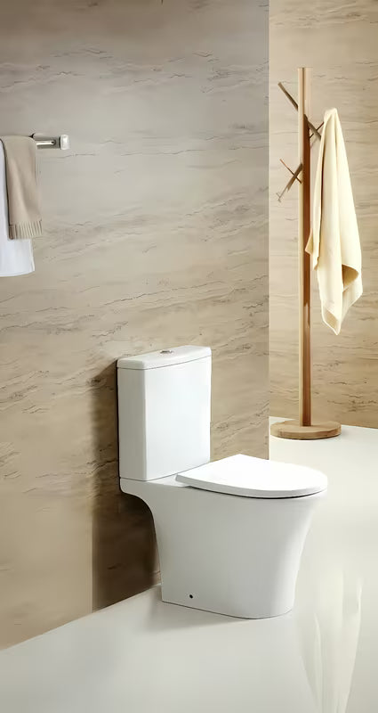 Bijeli samostojeći  WC kombi SAT Brevis s vodokotlićem, WC daskom soft Close i dvokoličinskim ispiranjem