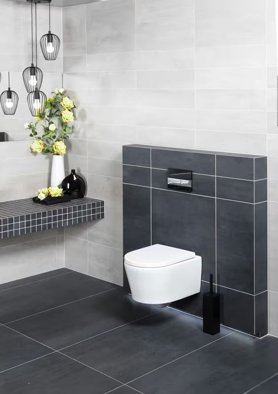 Viseći WC set SAT Brevis s instalacijskim modulom Geberit i tipkom za ispiranje u krom izvedbi.