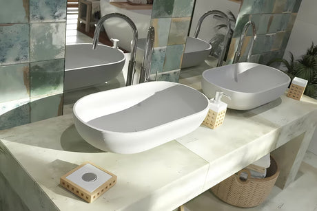 Sivi betonski umivaonik na ploču SAT Cemento 65x35 cm zaobljenog oblika i tankih stijenki.