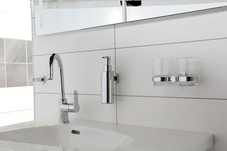 Elegantni zidni dozator sapuna SAT Cube Way u krom izvedbi