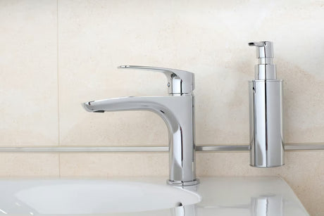 Elegantni zidni dozator sapuna SAT Cube Way u krom izvedbi