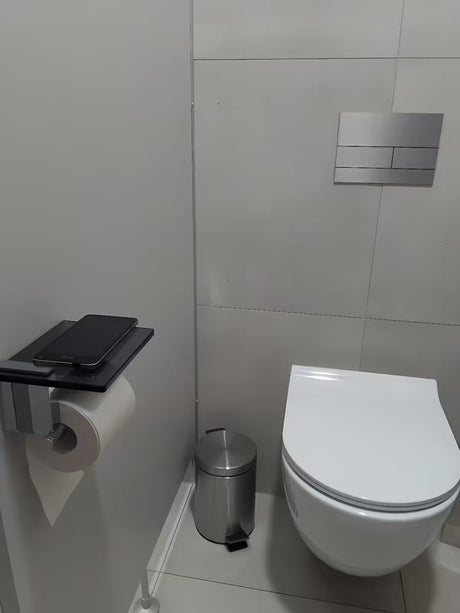 Crni držač toaletnog papira SAT Cube Way s odlagališnom policom od kaljenog sigurnosnog stakla.