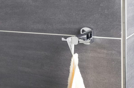 Zidni dvostruka kuka SAT Cube Way u krom izvedbi pro za vješanje ručnika, odjeće ili ogrtača.