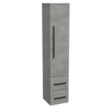 Visoka viseća kupaonski ormarić SAT Cube Way u dekoru imitacije betona s kromiranim ručkicama.