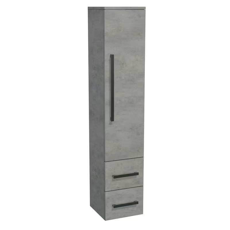 Visoka viseća kupaonski ormarić SAT Cube Way u dekoru imitacije betona s kromiranim ručkicama.