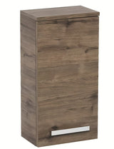 Viseća kupaonski ormarić SAT Cube Way 32,5 x 20 x 63 cm u dekoru hrasta wellington s kromiranom ručkicom.