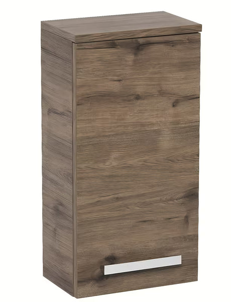 Viseća kupaonski ormarić SAT Cube Way 32,5 x 20 x 63 cm u dekoru hrasta wellington s kromiranom ručkicom.