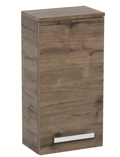 Viseća kupaonski ormarić SAT Cube Way 32,5 x 20 x 63 cm u dekoru hrasta wellington s kromiranom ručkicom.