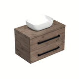 Viseća kupaonski ormarić SAT Cube Way s pokrovnom pločom u dekoru hrasta wellington i s crnim mat ručkicama.