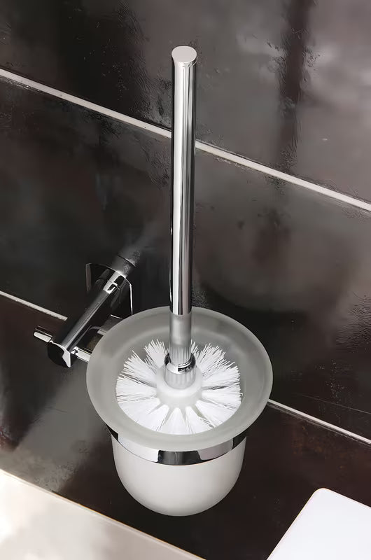 Zidna ČETKA za Wc SAT Cube Way u krom izvedbi sa zaobljenim dizajnom pro modernu kupaonicu.