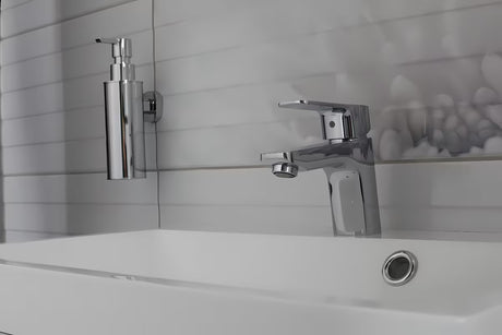 Elegantna zidni dozator sapuna SAT Cube Way u kromiranoj izvedbi