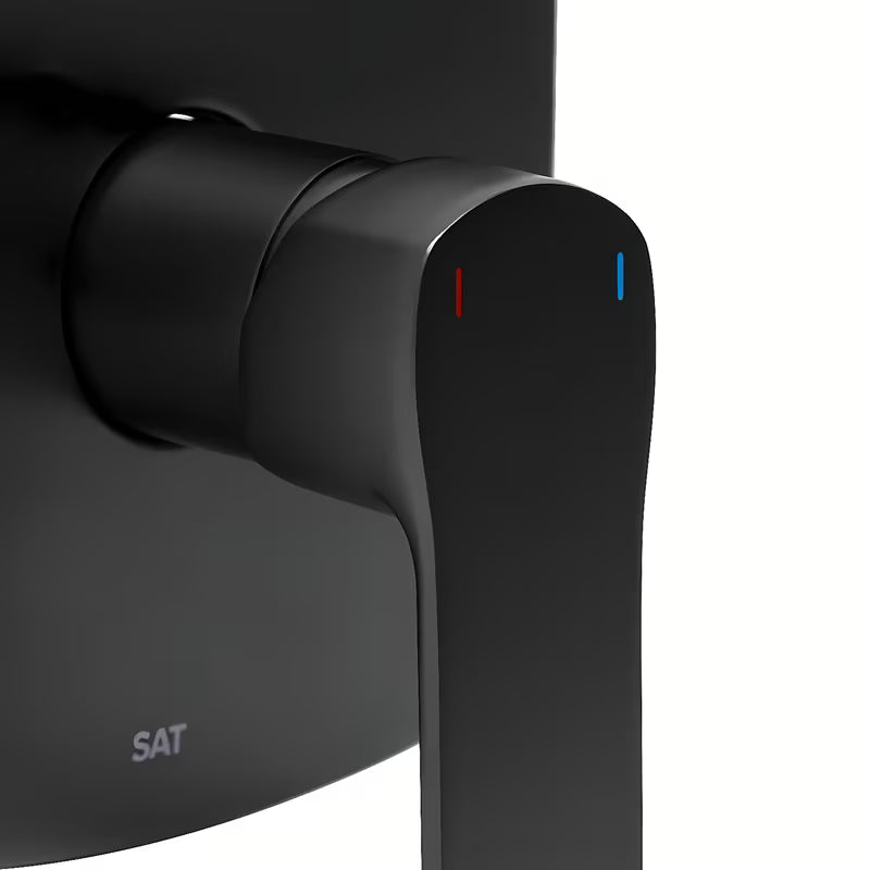 Podžbukna jednoručna baterija miješalica za tuš SAT Cube Way u crnoj mat izvedbi pro za modernu kupaonicu.