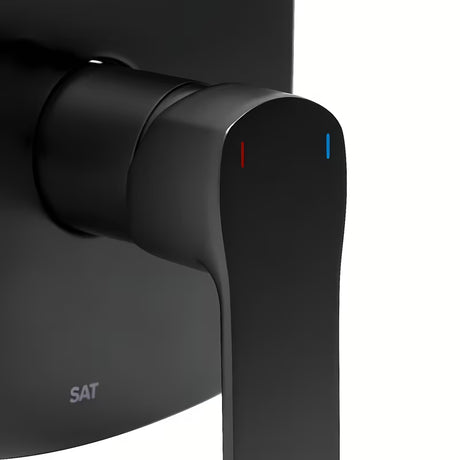 Podžbukna jednoručna baterija miješalica za tuš SAT Cube Way u crnoj mat izvedbi pro za modernu kupaonicu.