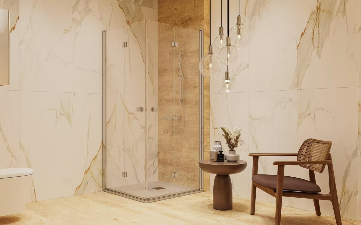 Kromirana zidna termostatska miješalica za tuš SAT Dark sa sigurnosnim graničnikom na 38 °C.