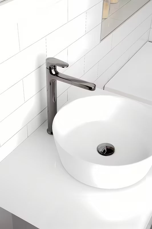 Visoka miješalica za Umivaonik SAT Dark u završnoj obradi PVD gun metal bez odvoda.