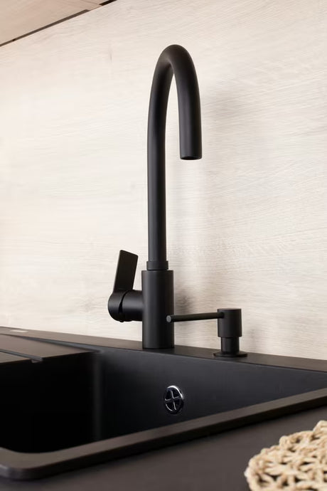 Ugradbeni dozator sapuna SAT u crnoj mat boji s mjedenom pumpicom