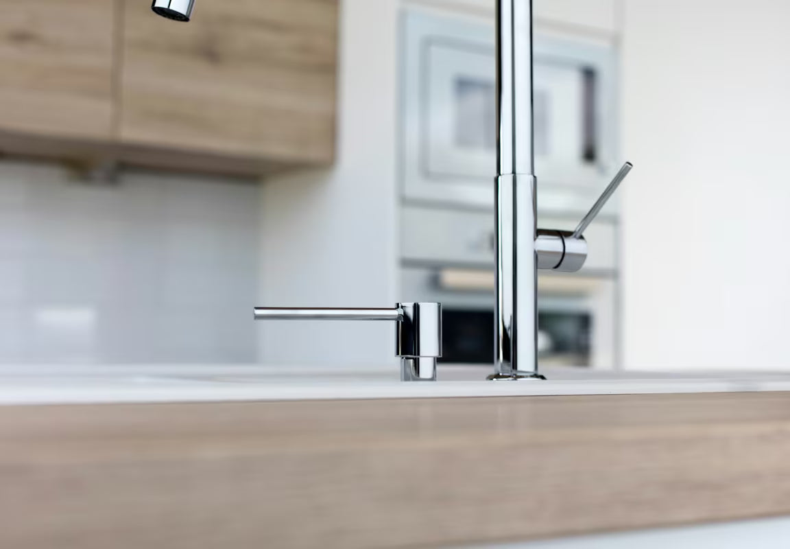 Ugradbeni kromirani dozator sapuna SAT Chrome s mesinganom pumpicom pro za ugradnju u ploču