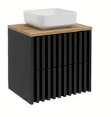 Viseća kupaonski ormarić SAT Delano u crnoj mat boji s hrastovom gornjom pločom i letvičastom frontom.