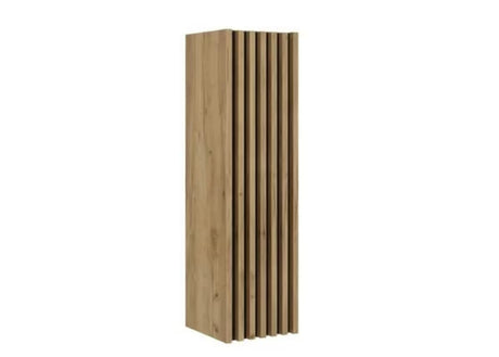 Viseća kupaonski ormarić SAT Delano u dekoru mat hrasta s crnom podlogom i vertikalnim letvicama.