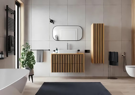 Viseća kupaonski ormarić SAT Delano u dekoru mat hrasta s crnom podlogom i vertikalnim letvicama.