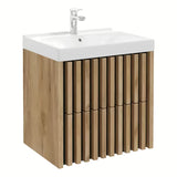 Viseća kupaonski ormarić s keramičkim umivaonikom SAT Delano u dekoru hrasta s modernim vertikalnim letvicama.