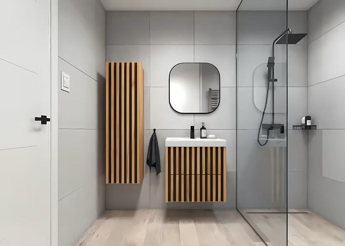 Viseća kupaonski ormarić s keramičkim umivaonikom SAT Delano u dekoru hrasta s modernim vertikalnim letvicama.