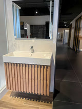 Viseća kupaonski ormarić s keramičkim umivaonikom SAT Delano u dekoru mat hrast s vertikalnim letvicama