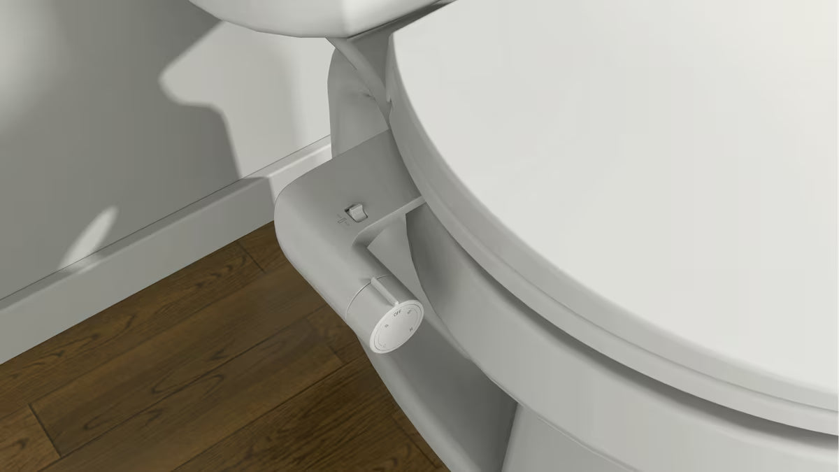 Bijelo bide sjedalo SAT Easybidet pro za ugradnju ispod WC daska bez priključka na struju.