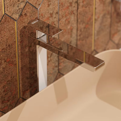 Visoka stojeća miješalica za umivaonik SAT Elements u izvedbi bijela/krom bez odvoda.