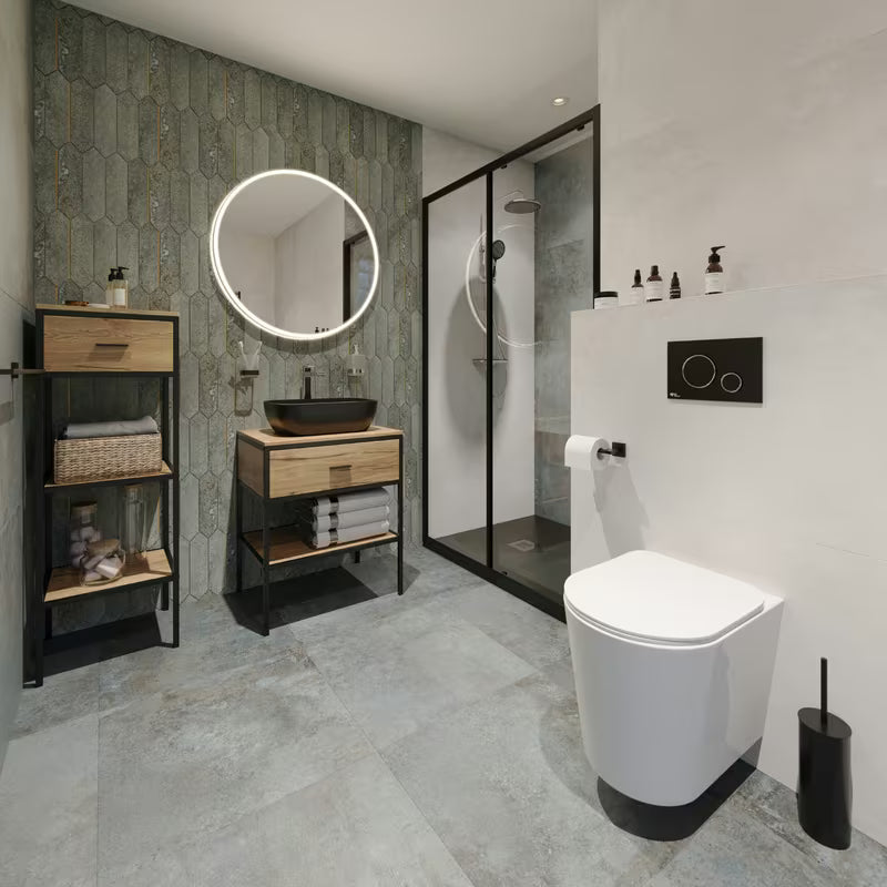 Visoka jednoručna baterija miješalica za umivaonik SAT Elements u crnoj boji s kromiranim elementima bez odvoda.