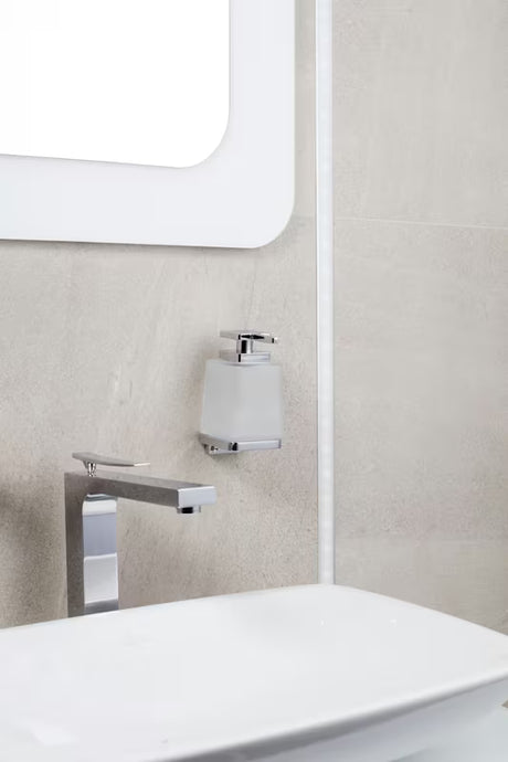 Zidni dozator sapuna SAT Evolution S u krom izvedbi sa satiniranim staklom.