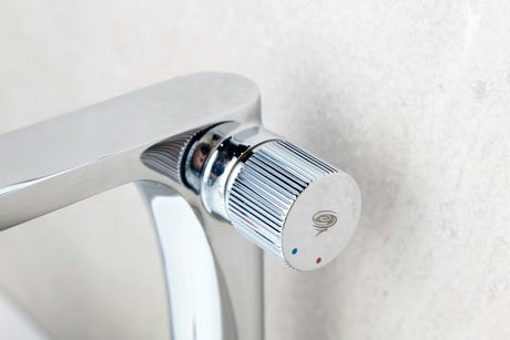 Visoka jednoručna baterija miješalica za umivaonik SAT Evolution u krom izvedbi pro umivaonik na ploču.