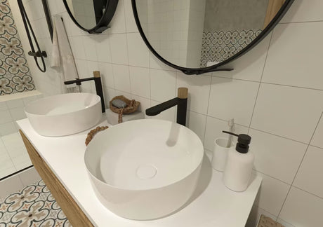 Bijela kupaonska posuda SAT Feel jednostavnog elegantnog dizajna.