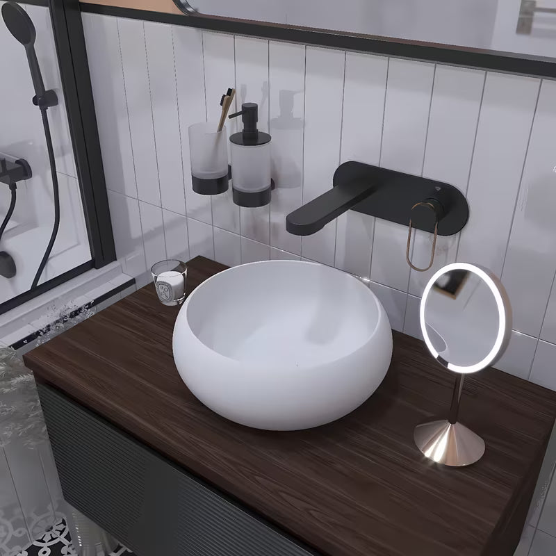 Okrugli keramički umivaonik na ploču SAT Feel u mat bijeloj boji, promjera 36 cm.