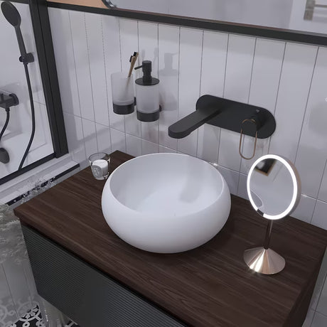 Okrugli keramički umivaonik na ploču SAT Feel u mat bijeloj boji, promjera 36 cm.