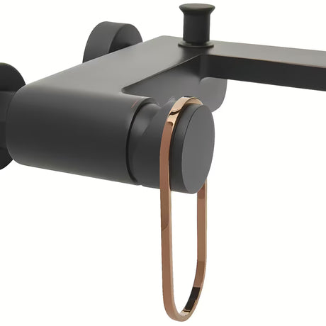 Zamjenjiva ručica SAT Fusion u izvedbi crna i bronca pro moderan izgled kupaonice.