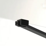 Svijetlosiva kupaonski tepih SAT Infinitio s mekanim dugim vlaknima i protukliznim donjim slojem.