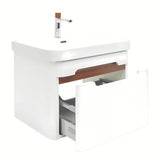 Viseća kupaonski ormarić SAT Fusion s keramičkim umivaonikom u mat bijeloj boji s utičnicom.