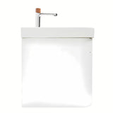 Viseća kupaonski ormarić SAT Fusion s keramičkim umivaonikom u mat bijeloj boji s utičnicom.