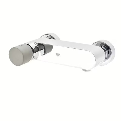 Jednoručna Baterija miješalica za tuš SAT Fusion s betonskom ručicom i sjajnom kromiranom površinom pro za zidnu montažu.