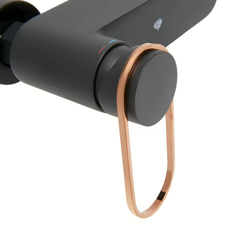 Jednoručna Baterija miješalica za tuš SAT Fusion u mat crnoj boji s brončanim detaljima pro za zidnu montažu.