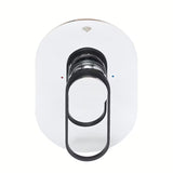 Podžbukna jednoručna baterija miješalica za tuš SAT Fusion u sjajnoj crnoj izvedbi s podžbuknim tijelom.