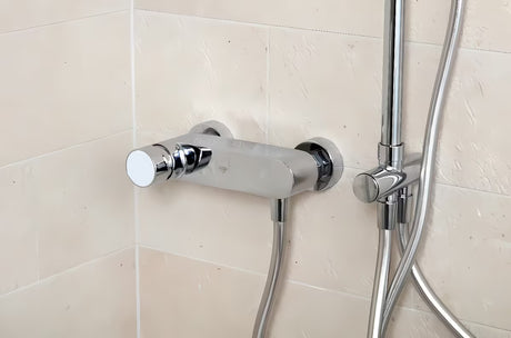 Zidna jednoručna baterija miješalica za tuš SAT Fusion u krom izvedbi s bijelom staklenom ručicom