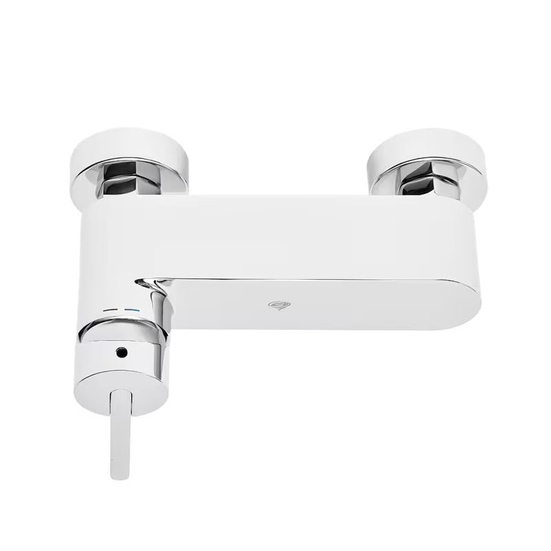 Kromirana jednoručna baterija miješalica za tuš SAT Fusion s crnom upravljačkom ručicom pro za zidnu ugradnju.