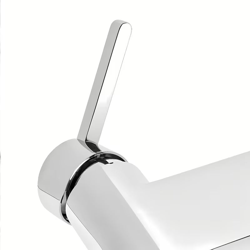 Kromirana jednoručna baterija miješalica za tuš SAT Fusion s crnom upravljačkom ručicom pro za zidnu ugradnju.