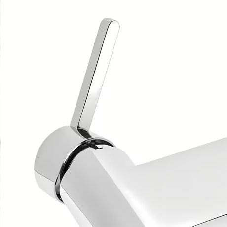 Kromirana jednoručna baterija miješalica za tuš SAT Fusion s crnom upravljačkom ručicom pro za zidnu ugradnju.