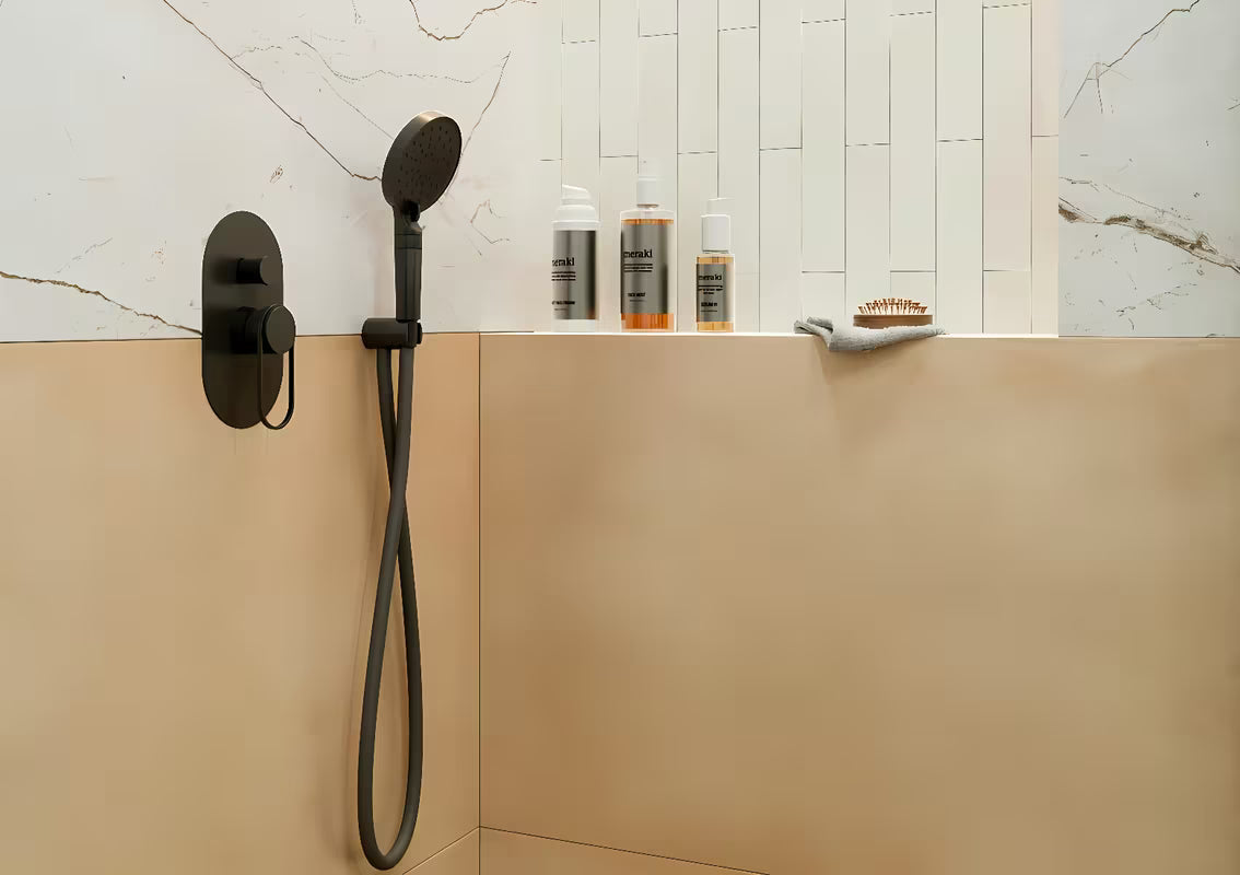 Podžbukna jednoručna baterija tuš i miješalica za kadu SAT Fusion u mat crnoj boji