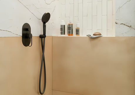 Podžbukna jednoručna baterija tuš i miješalica za kadu SAT Fusion u mat crnoj boji